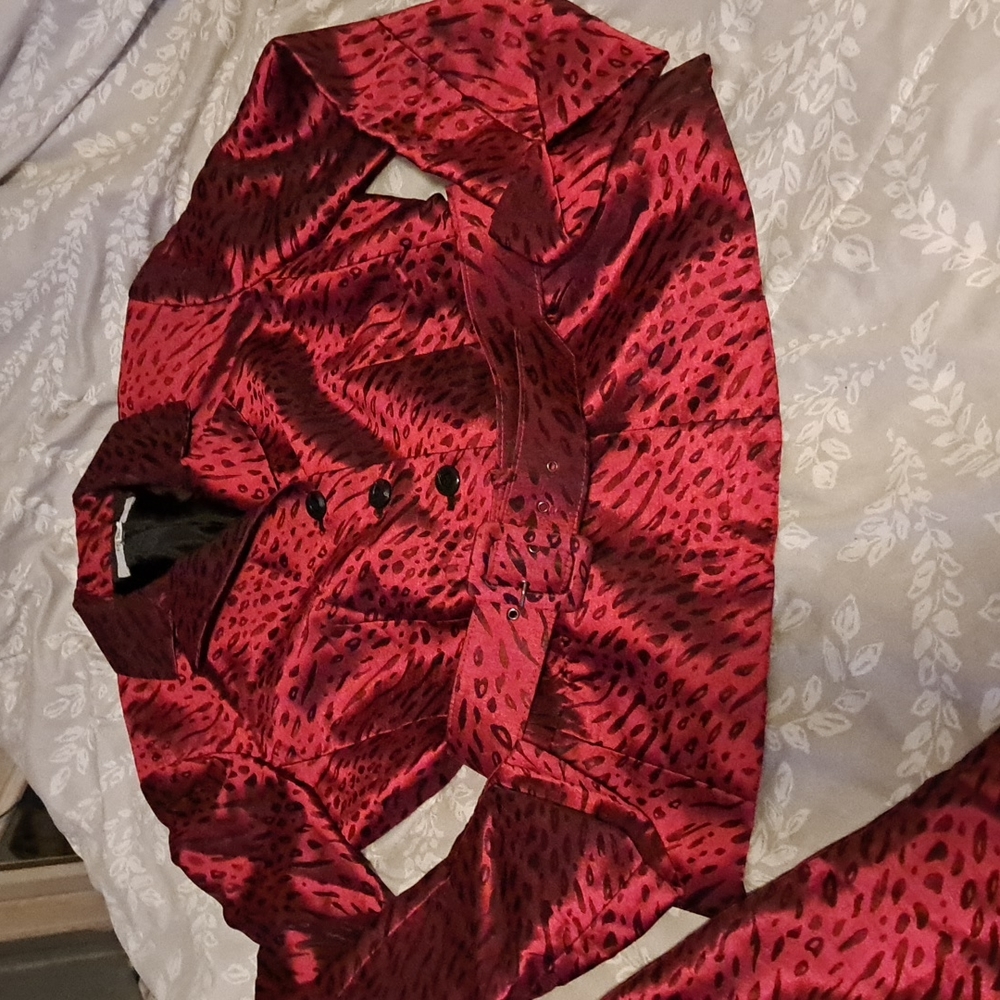 Skirt suit set by Le Suit. It's shiny maroon w. Black leopard size 8 women's.